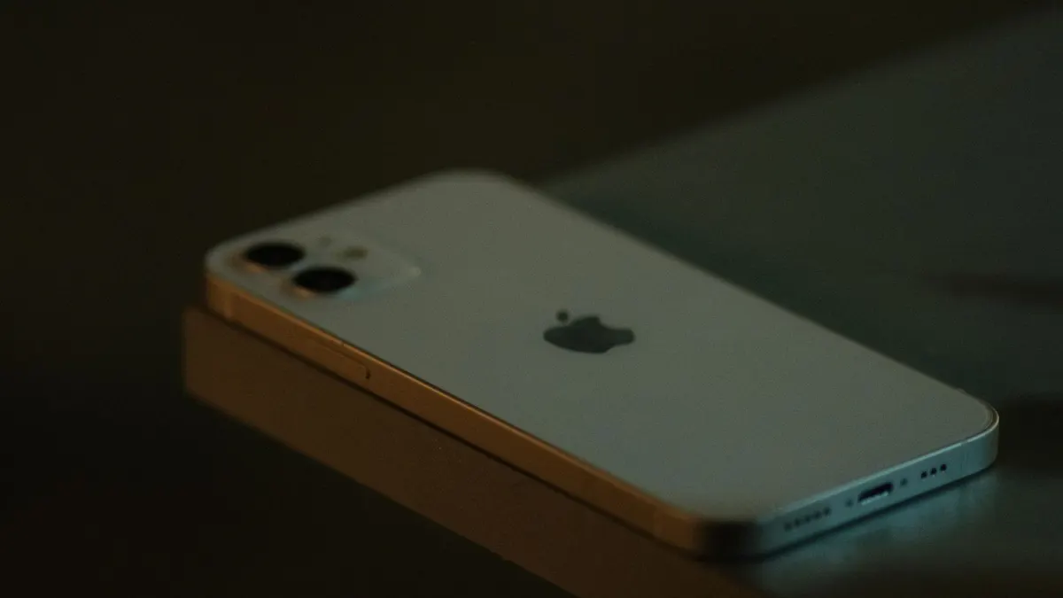 iPhone-puhelin pöydällä lähikuvassa.