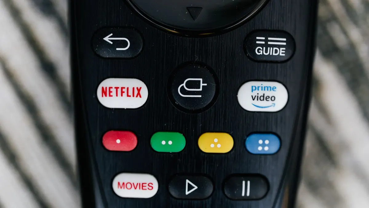 Älytelevision kaukosäätimen suoratoistopainikkeet lähikuvassa.